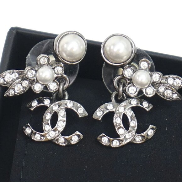 CHANEL CC Logo Rhinestone Pearl Flower Stud Earrings Silver Tone C21B Auth w/Box - Picture 7 of 16